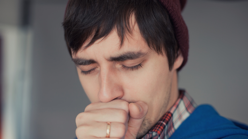 Kroniskt obstruktiv lungsjukdom, KOL, börjar ibland med kronisk bronkit vilket innebär att du upplever en jobbig hosta med slem, ”rökhosta”.  Foto: Shutterstock